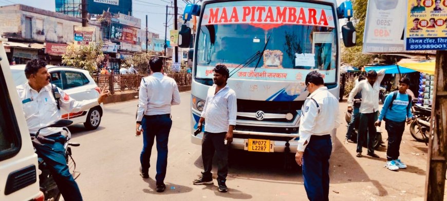 गुना में नो-पार्किंग में खड़ी बसों पर यातायात पुलिस का कड़ा प्रहार