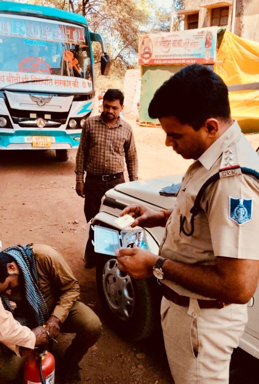 गुना में सघन वाहन चेकिंग अभियान: बसों में सुरक्षा खामियां उजागर, दोपहिया चालकों पर कार्रवाई