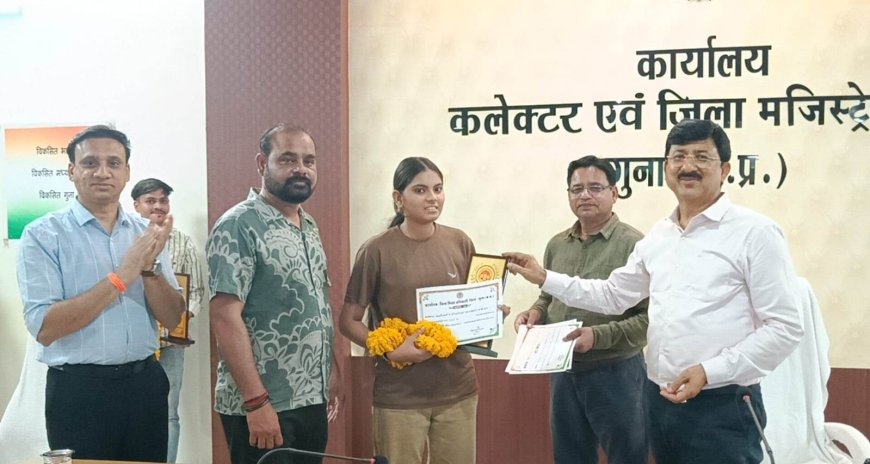 कलेक्टर ने मेधावी विद्यार्थियों को किया सम्मानित