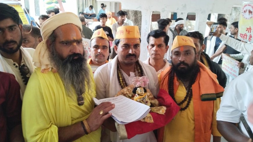 गोद में नन्हे कान्हाजी लेकर कलेक्ट्रेट पहुंचे गौसेवक