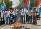 पुलिस अंदर चली गई, बाहर दौड़कर छात्रों ने फूंक दिया पुतला