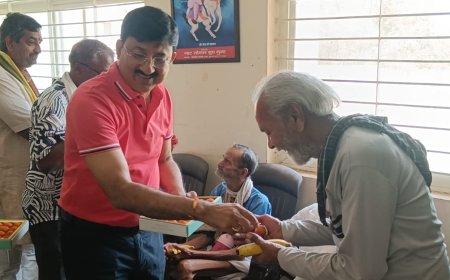 जन्मदिवस पर कलेक्टर का संवेदनशील कदम, वृद्धाश्रम पहुंचकर लिया बुजुर्गों का आशीर्वाद