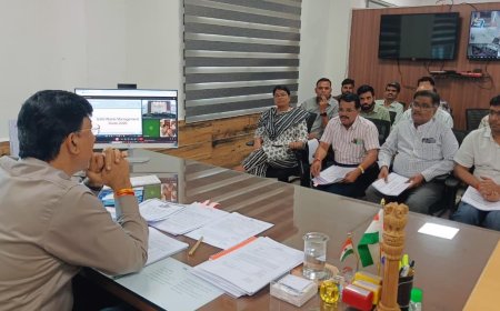 उपलब्ध संसाधनों में अच्छा कार्य करने का जज्बा रखें अधिकारी: कलेक्टर