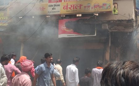 हीराबाग के सामने किराना दुकान में भीषण आग