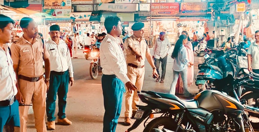 बाज़ार में पैदल गश्त, यातायात पुलिस ने हटाया अतिक्रमण और सुधारी व्यवस्था