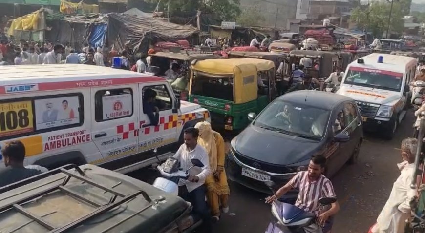 नानाखेड़ी मंडी और उमरी रोड पर भीषण जाम, एंबुलेंस भी फंसी
