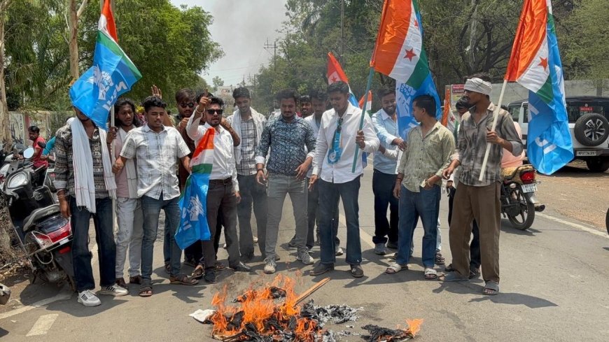 पुलिस अंदर चली गई, बाहर दौड़कर छात्रों ने फूंक दिया पुतला