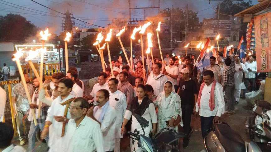 नीट धांधली के विरोध में गुना में फूटा आक्रोश