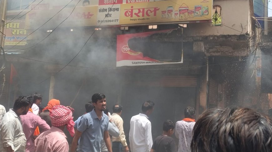 हीराबाग के सामने किराना दुकान में भीषण आग