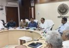मंडलायुक्त की सख्त समीक्षा: विकास कार्यों में देरी और लापरवाही पर जताई नाराजगी, किसानों के मुआवजे के लिए दिए 3 दिन का अल्टीमेटम