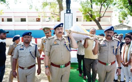 इटावा पुलिस ने दिवंगत मुख्य आरक्षी अजीत सिंह को दी भावभीनी श्रद्धांजलि