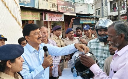 हेलमेट पहनने की अपील के बीच युवक ने ली तंबाकू छोड़ने की शपथ