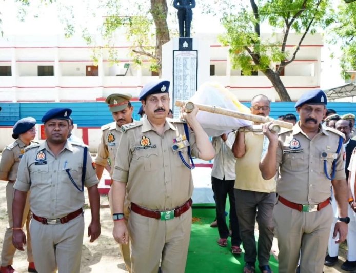 इटावा पुलिस ने दिवंगत मुख्य आरक्षी अजीत सिंह को दी भावभीनी श्रद्धांजलि