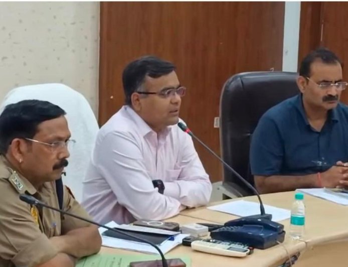 जीआईसी प्रवक्ता परीक्षा को लेकर प्रशासन अलर्ट, डीएम ने अधिकारियों संग की समीक्षा बैठक