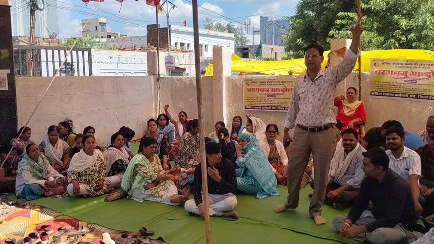 संविदा स्वास्थ्यकर्मियों की हड़ताल से टीकाकरण, दवा वितरण ठप