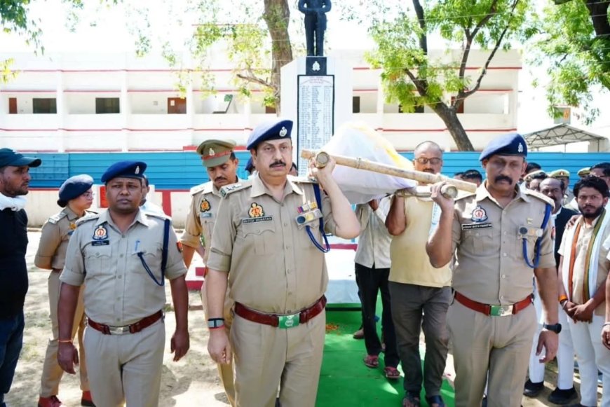 इटावा पुलिस ने दिवंगत मुख्य आरक्षी अजीत सिंह को दी भावभीनी श्रद्धांजलि