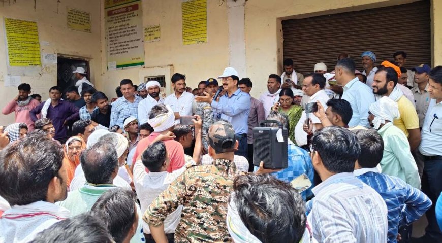 कलेक्टर के सामने फूटा किसानों का गुस्सा