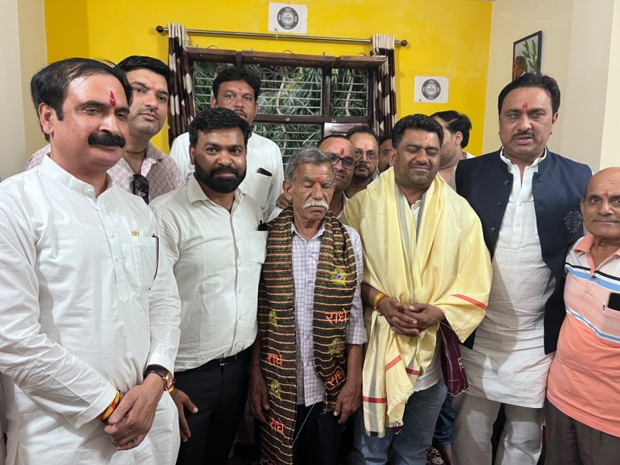 भाजपा नेताओं ने समाजसेवी प्रमोद भार्गव का किया सम्मान