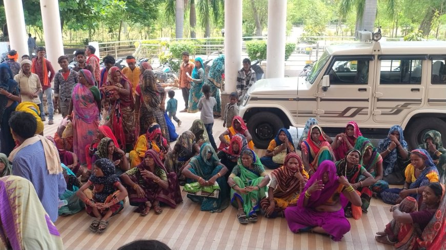 कलेक्ट्रेट में हंगामा: सिंगवासा चक की महिलाओं का जिला प्रशासन को दो टूक अल्टीमेटम