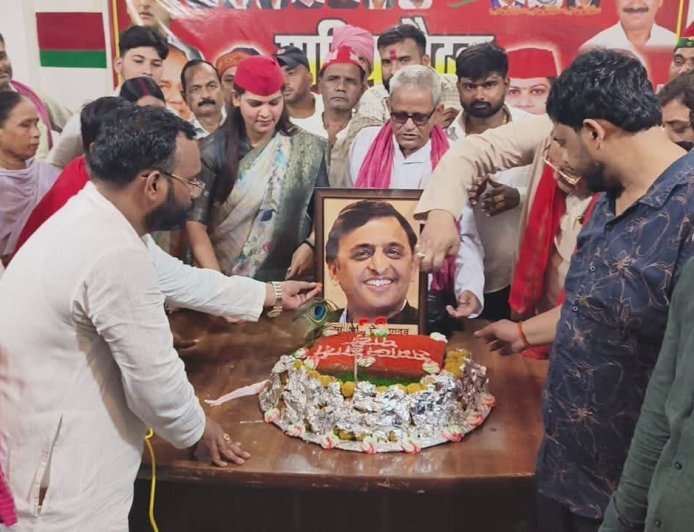 बिल्हौर में 53 किलो का केक काटकर मनाया अखिलेश यादव का जन्मदिन