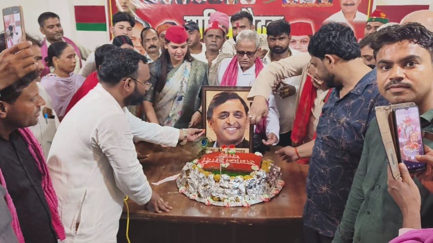 बिल्हौर में 53 किलो का केक काटकर मनाया अखिलेश यादव का जन्मदिन