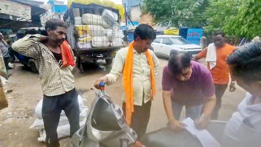 अमानक पॉलीथिन ले जा रहे पिकअप चालक पर जुर्माना