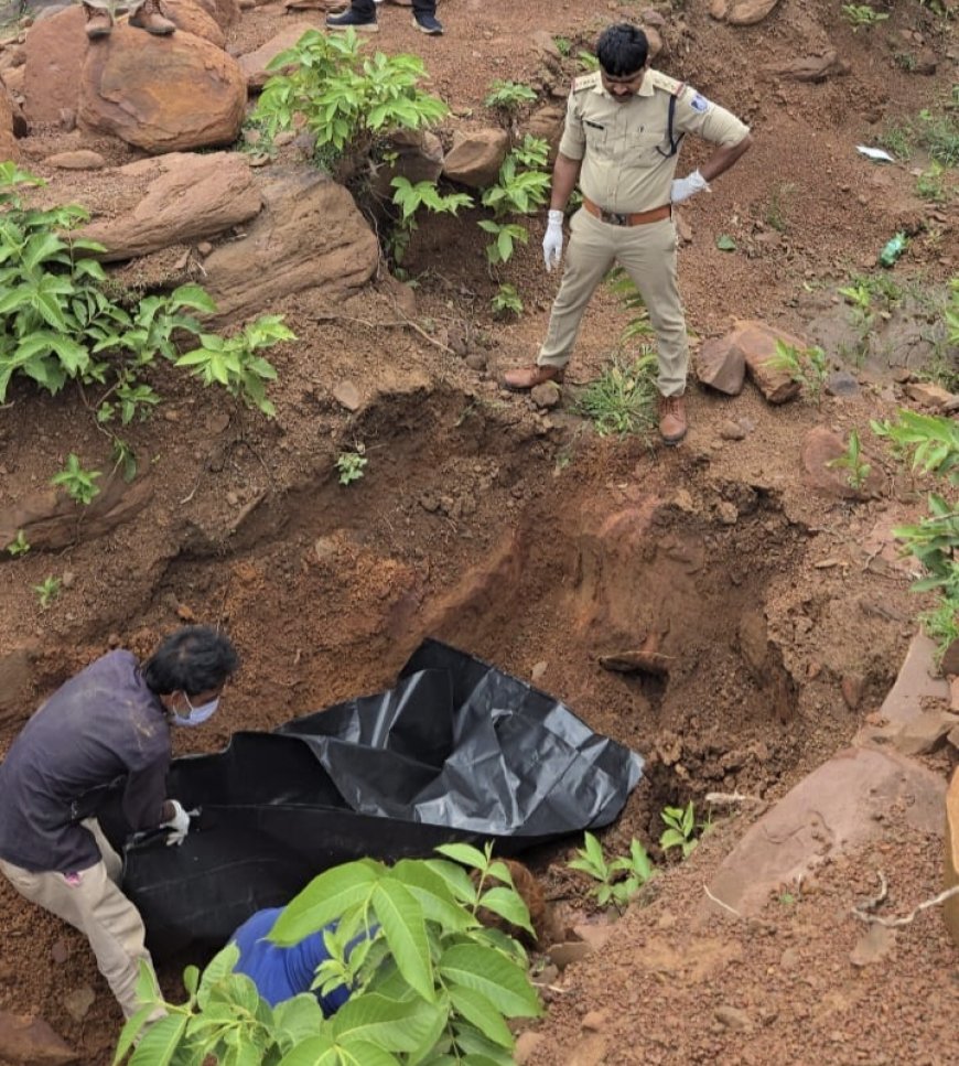 वनभूमि में दफन मिला युवक का आधा कंकाल ,हाथों में मिले सर्जिकल ग्लब्स और बाजू पर ताबीज